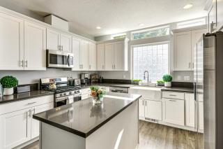 7 Mi to Dwtn Portland - Home with Patio! - 6