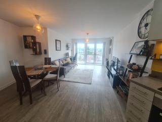 Lovely 2 Bed Apartment+Parking&Workstation&Balcony - 9