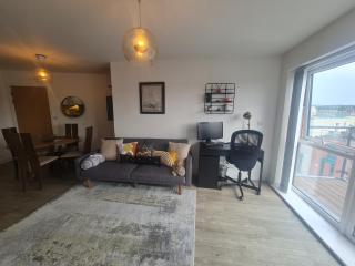 Lovely 2 Bed Apartment+Parking&Workstation&Balcony - 8