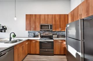 Lux Downtown Fort Worth Retreat, Resort Style Pool, Gym and Parking - Fort Worth - 2