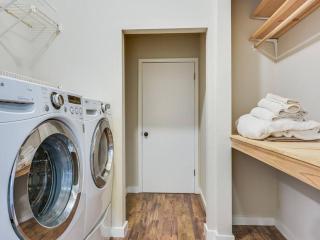 Cosy and Open with Loft on Greenbelt - Austin - 7