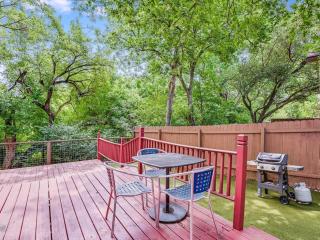 Cosy and Open with Loft on Greenbelt - Austin - 3