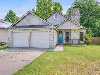 Cosy and Open with Loft on Greenbelt - Austin - 1