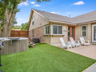 Great Pool House with Modern Design Touches! - 4