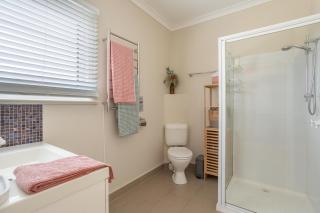 Pebbleton, Retro Riverside Cottage, Tamar Valley - Gravelly Beach - 9