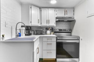 Lovely Apt Near Zoo with Self Check-In, Smart TV - Omaha - 3
