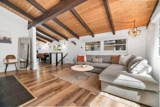 Antler Inn offers Fenced Yard, Walk to Bear Mtn & Zoo, Shuffleboard - Big Bear Lake - 2