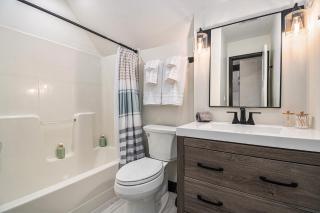 Elegant Top Floor Apartment - Omaha - 5