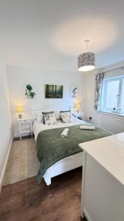 Tranquil North Devon Lodge - 2BR, Countryside Views & Pool, High Bickington close to Umberleigh, Barnstaple, Bideford & Westward Ho - 4