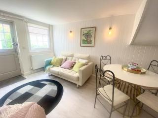 Stylish Cottage with Quay and River View - 6