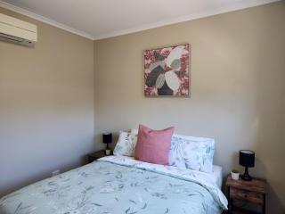 Spacious 2 Storey Family Home - Shepparton - 6