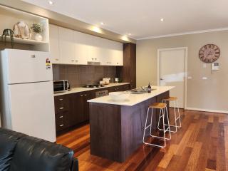 Spacious 2 Storey Family Home - Shepparton - 4