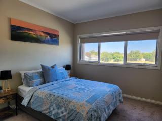 Spacious 2 Storey Family Home - Shepparton - 2