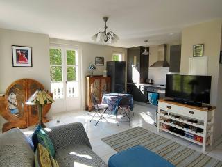Bel F3 en centre-ville avec balcon et parking, proche cures - FR-1-703-196 - 2