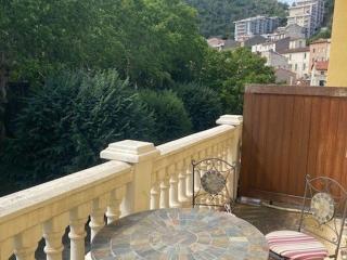 Bel F3 en centre-ville avec balcon et parking, proche cures - FR-1-703-196 - 3