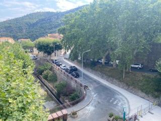 Bel F3 en centre-ville avec balcon et parking, proche cures - FR-1-703-196 - 2