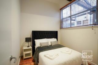 Tri-level townhouse in prime North Melbourne - Melbourne - 9