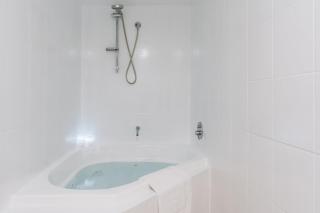 Lakeside 3-Bed Apartment with Jacuzzi - Belconnen - 6