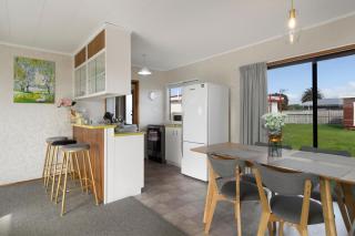 One step to the Beach 4 Bedrooms - Papamoa - 8