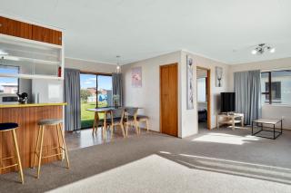 One step to the Beach 4 Bedrooms - Papamoa - 1