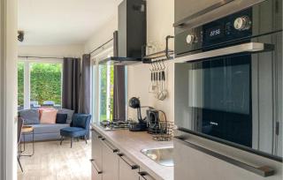 Pet Friendly Home In Heinkenszand - 6