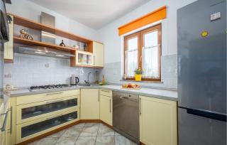 Two-Bedroom Holiday Home In Tinjan - 9