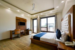 Hotel Leaf 9 Boutique, Near Golf Course Road and Galleria Market - Gurgaon - 1