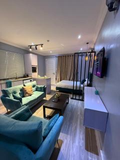 Balcony Teal Snug Open-Plan Studio Unit in Lekki Phase 1-Netflix, Wi-Fi, 24-7 Light, Washer, Kitchen - 5