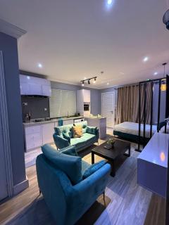 Balcony Teal Snug Open-Plan Studio Unit in Lekki Phase 1-Netflix, Wi-Fi, 24-7 Light, Washer, Kitchen - 0