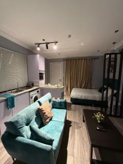 Balcony Teal Snug Open-Plan Studio Unit in Lekki Phase 1-Netflix, Wi-Fi, 24-7 Light, Washer, Kitchen - Lagos - 2