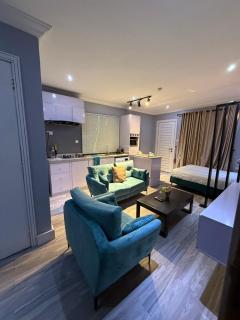 Balcony Teal Snug Open-Plan Studio Unit in Lekki Phase 1-Netflix, Wi-Fi, 24-7 Light, Washer, Kitchen - 4