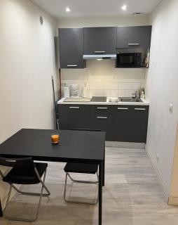 La Ciotat Chez Hugo confortable studio clim, wifi, parking, centre ville, commerces, port, plages à pieds - 5