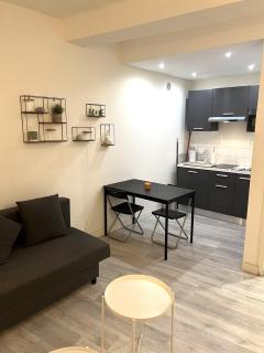 La Ciotat Chez Hugo confortable studio clim, wifi, parking, centre ville, commerces, port, plages à pieds - 2