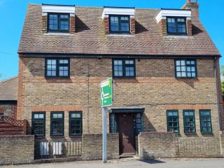 River View - Stunning Garden Flat w Free Parking Pass The Keys - Rye - 0