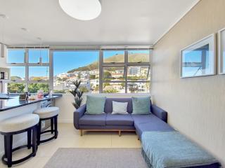 Secure Sea Point Stay with Mountain Views - 8