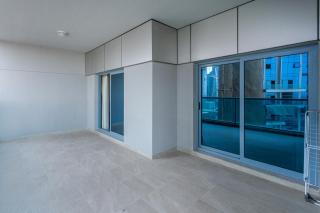 Spacious apt I Terrace balcony I Dubai canal view - Dubai - 2