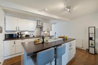 Simple & Comfortable 1BR Flat - Plymouth - 3