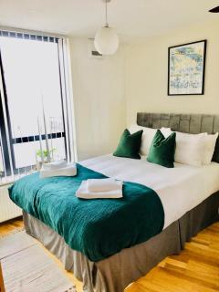 Modern 2 bedroom apartment 1 min from metro - London - 9