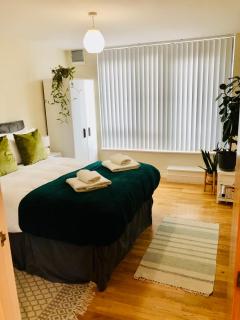 Modern 2 bedroom apartment 1 min from metro - London - 0