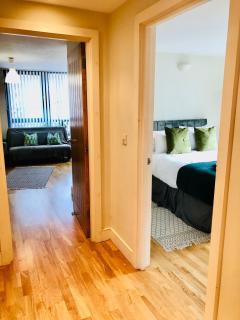 Modern 2 bedroom apartment 1 min from metro - London - 1