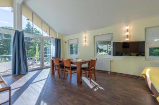 Wildgans - Stilvolles Ferienhaus mit Terrasse, Seeblick & Naturidylle am Loppiner See - 9