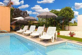 Stylish family retreat with shared pool - Fažana - 8
