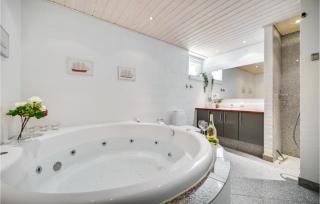 Four-Bedroom Holiday Home In Ebeltoft - Ebeltoft - 6