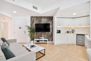 Urban Gem 2BR with Stunning Views - Dubai - 6