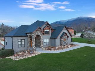 Greystone In The Smokies - Luxury Lodge - Pool - 0