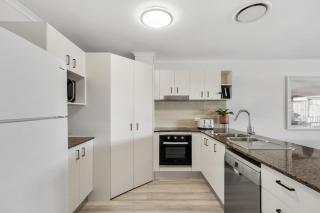 3-Bed Haven with Balcony and BBQ, 5-Min to Beach - Coolum Beach - 8