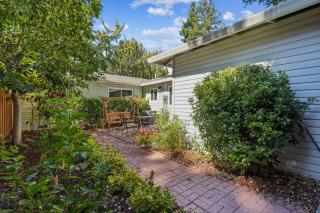 Spacious Mountain View Duplex in Prime Location Duplex - Mountain View - 1