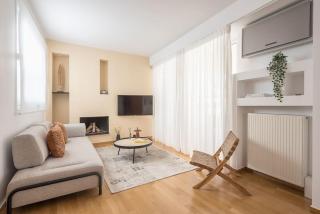 Modern 2BDR Flat w Hot Tub & Big Terrace in Plaka - 7