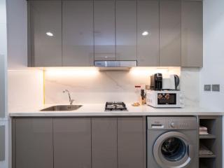Chic Studio Azizi Riviera Retreat with City Views - Dubai - 1