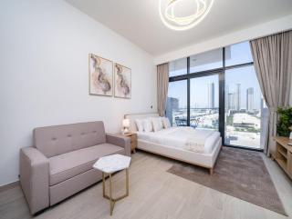 Chic Studio Azizi Riviera Retreat with City Views - Dubai - 4